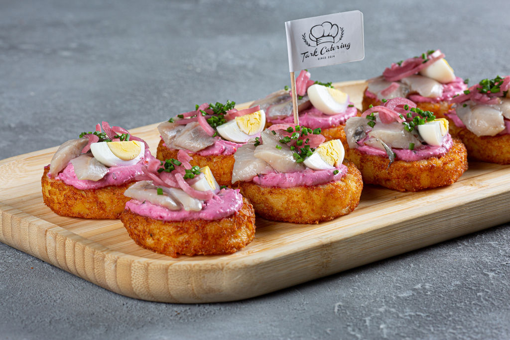 Potato pancake with lightly salted herring and roasted beet with cream cheese cream (65 g/pc)