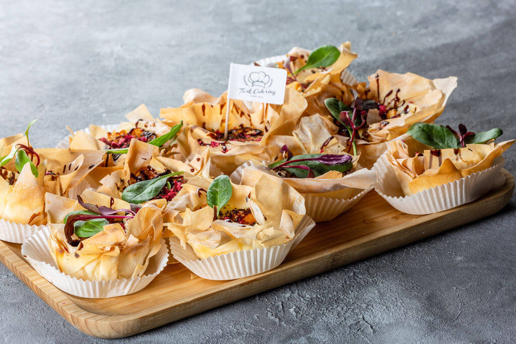 Filo basket with feta cheese, semi-dried tomatoes and thyme (80 g/pcs)