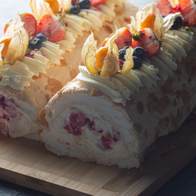Безе рулет с малиной и фисташковым кремом (1200 g)