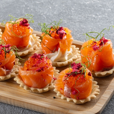 Salted salmon with põltsamaa mustard and cucumber vodka, in a tartlet with trout roe – 25 g