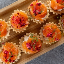 Солёное филе лосося с горчицей põltsamaa и огуречной водкой, в корзиночке с икрой форели – 25 г - 1