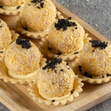 Рваная свинина в панировке пунко с чесноком и горчичным кремом – 25 г - 1