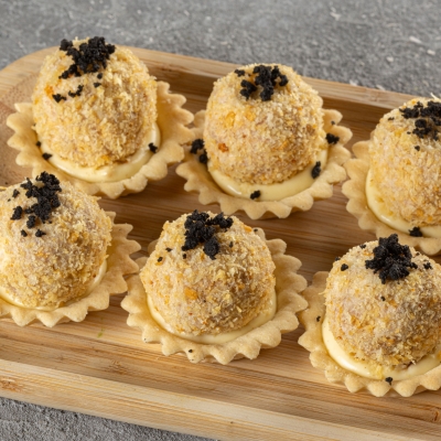 Pulled pork in panko-garlic crust with mustard cream – 25 g