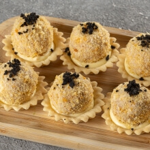 Рваная свинина в панировке пунко с чесноком и горчичным кремом – 25 г - 2