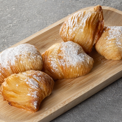 Sfogliatella - italian seashell-shaped pastry filled with ricotta cream  -  35 g