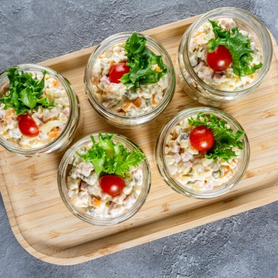 Стаканчик с картофельным салатом с детской колбасой (100 гр/шт) + ложечка