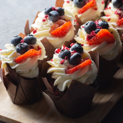 Мини шоколадный маффин с кислой вишней и взбитыми сливками с маскарпоне (1шт/40гр)