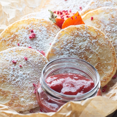 Оладьи с клубничным вареньем и сметаной/ 10 шт / 380 гр