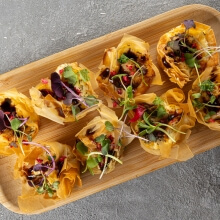 Корзиночка из фило теста с фета сыром, вялеными томатами и тимьяном -30 гр - 1