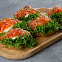Croissant with salted salmon and tartar sauce (1pc/70 gr) - 1