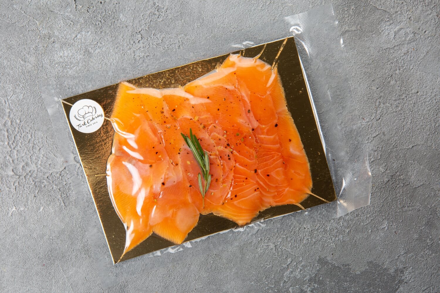 Lightly salted sliced salmon fillet in vacuum packaging (100 g)