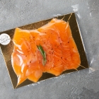 Lightly salted sliced salmon fillet in vacuum packaging (100 g)