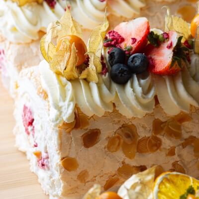 Безе рулет с малиной и фисташковым кремом (1200 g)