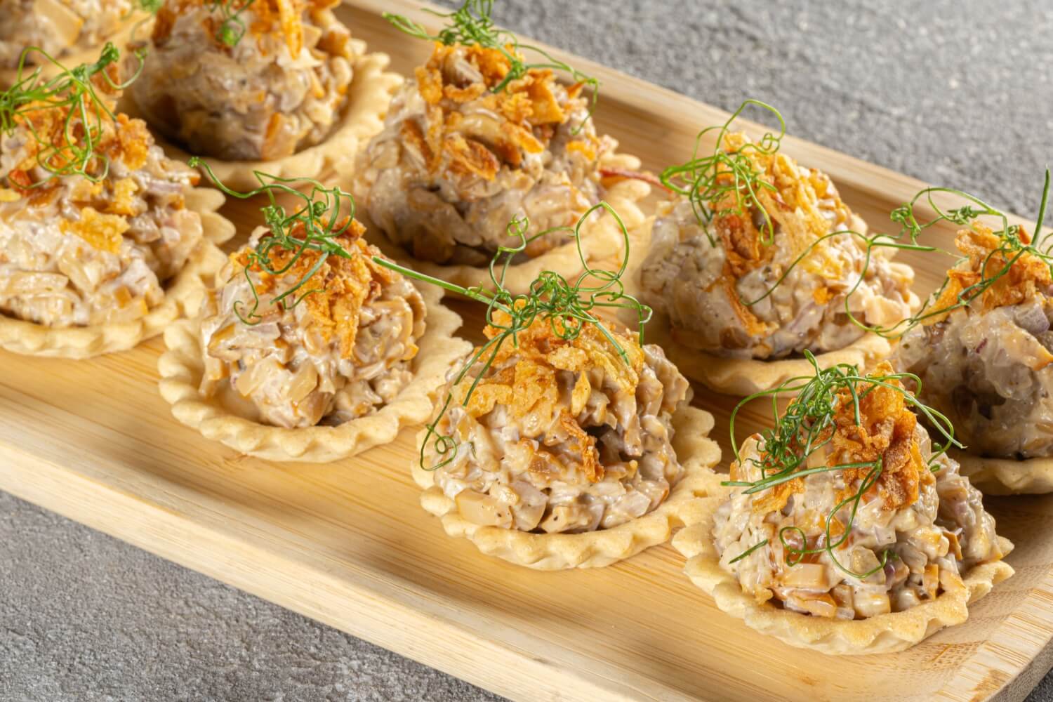 Корзиночка с салатом из лесных грибов (20 гр/шт)