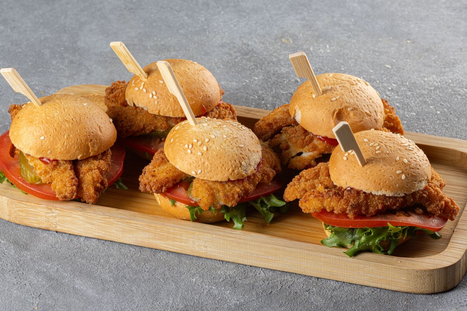 Miniburger with chicken schnitzel, tomato and pickle (145 g/pc)