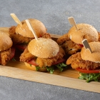 Miniburger with chicken schnitzel, tomato and pickle (145 g/pc)