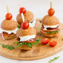 Miniburger with chicken schnitzel, tomato and pickle (145 g/pc) - 1