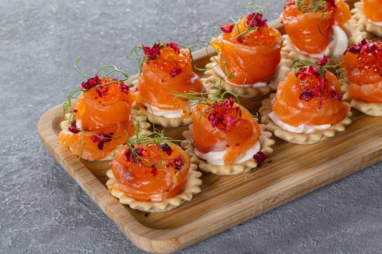 Солёное филе лосося с горчицей põltsamaa и огуречной водкой, в корзиночке с икрой форели – 25 г