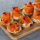 Солёное филе лосося с горчицей põltsamaa и огуречной водкой, в корзиночке с икрой форели – 25 г