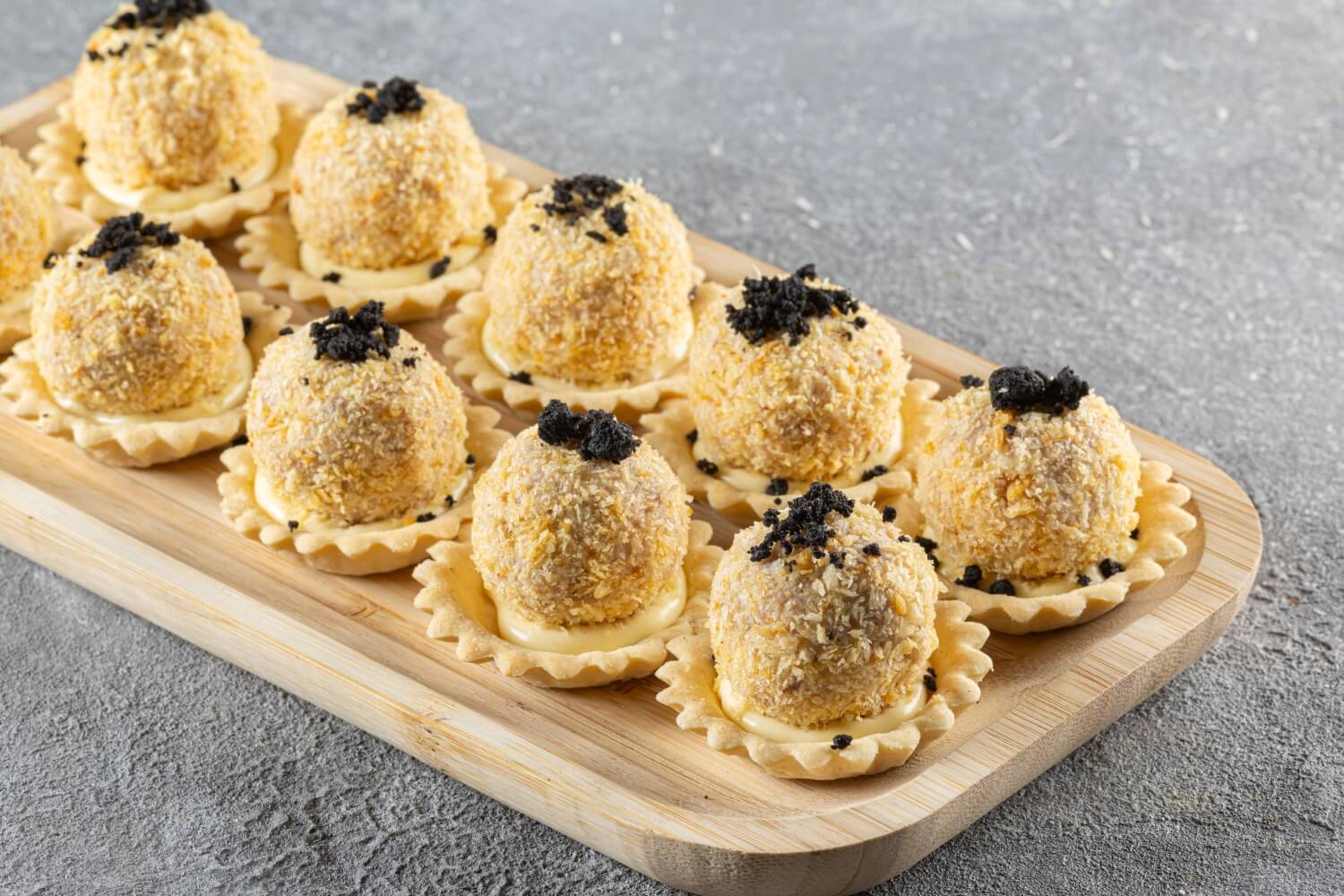 Рваная свинина в панировке пунко с чесноком и горчичным кремом – 25 г