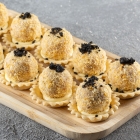 Рваная свинина в панировке пунко с чесноком и горчичным кремом – 25 г