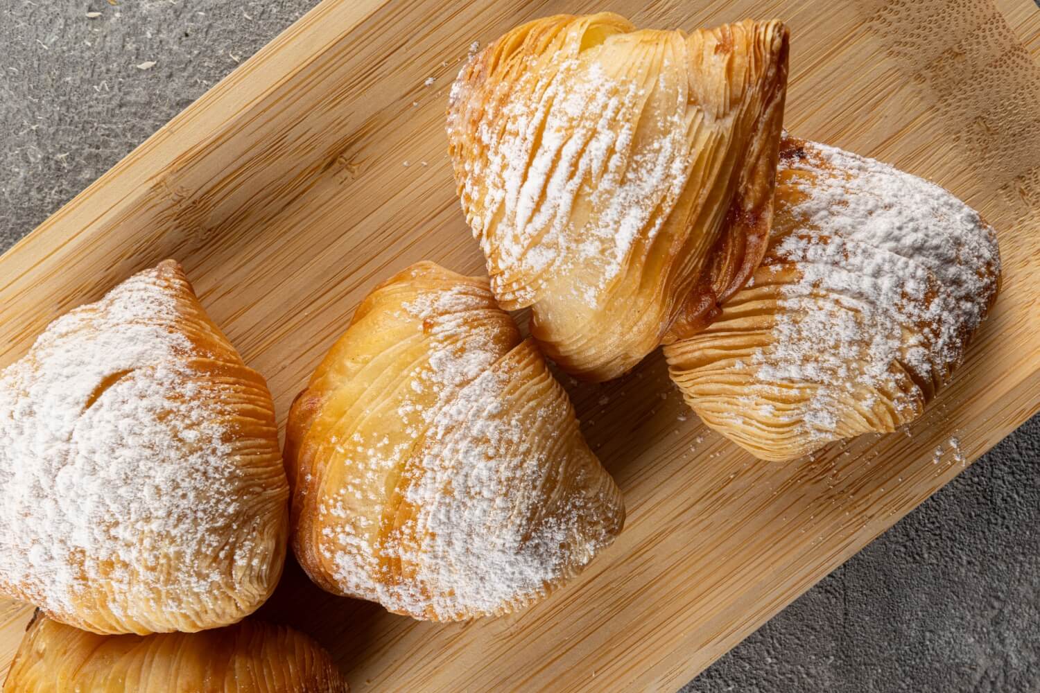 Sfogliatella - italian seashell-shaped pastry filled with ricotta cream  -  35 g