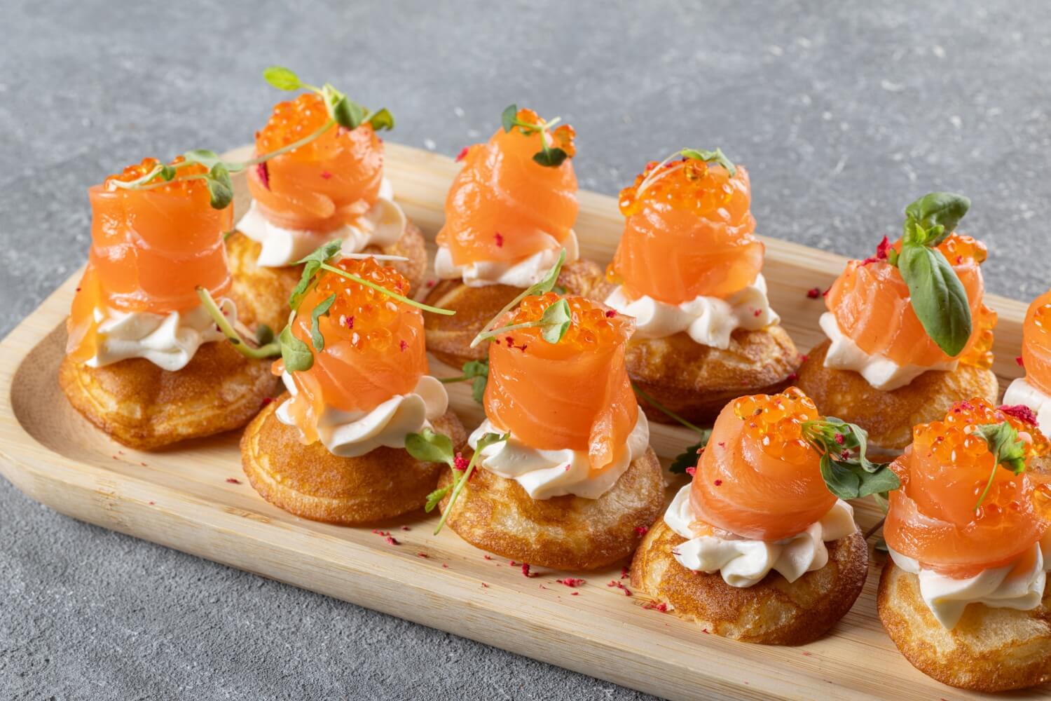 Мини блин с лаймовым кремом и свежесоленым лососем - 25 гр