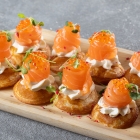 Мини блин с лаймовым кремом и свежесоленым лососем - 25 гр