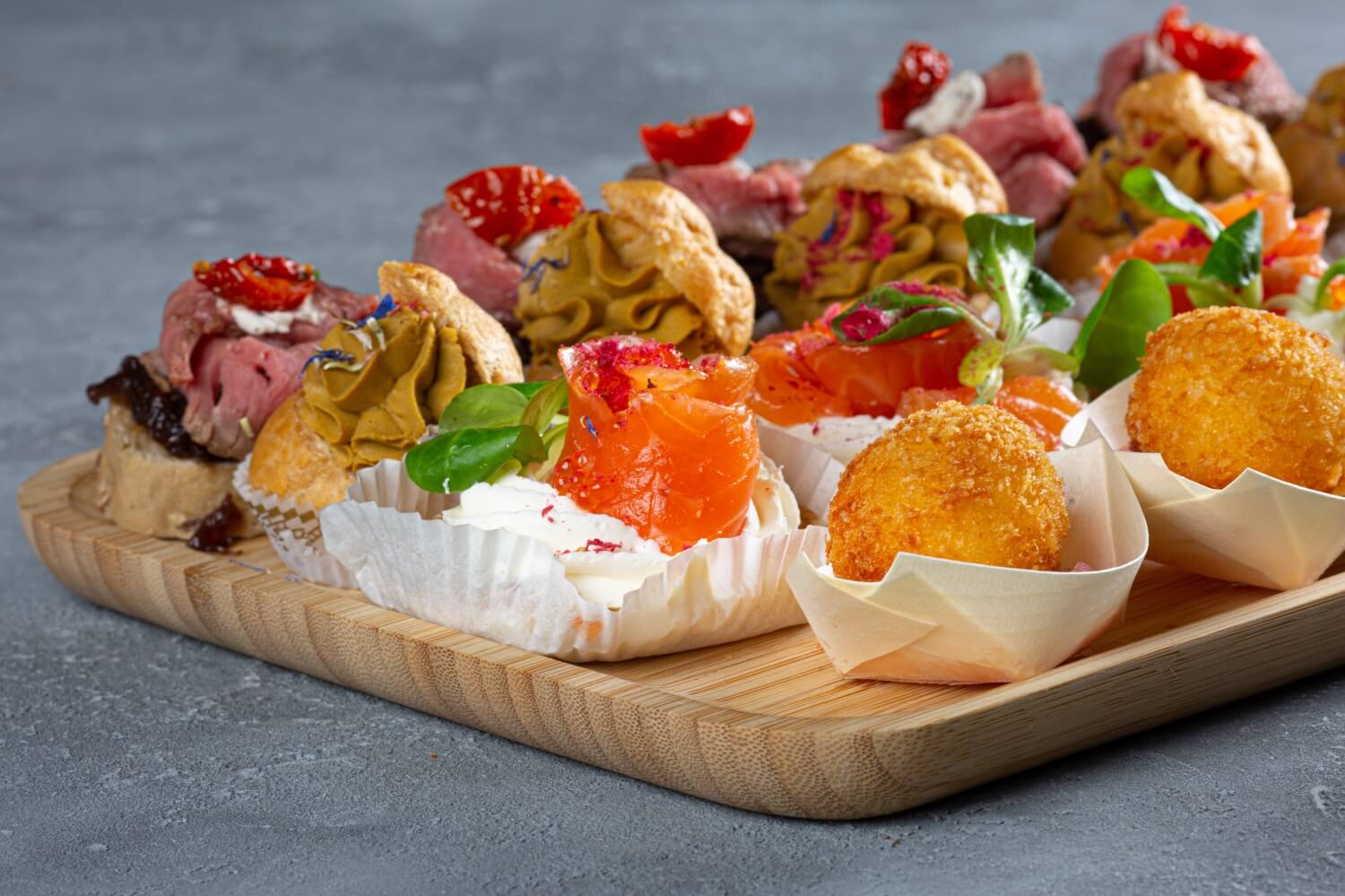 Festive snack selection (20 pcs/650 g)