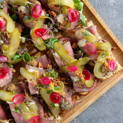 Smörrebröd veiseliha, remoulad kastme, mädarõika ja Dijon sinepiga (640 g/12 tk)