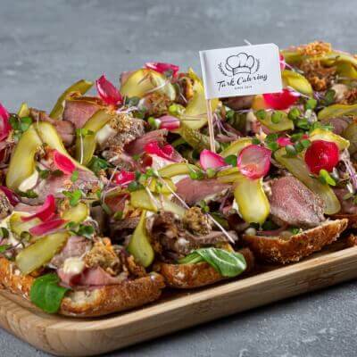 Smörrebröd veiseliha, remoulad kastme, mädarõika ja Dijon sinepiga (640 g/12 tk)