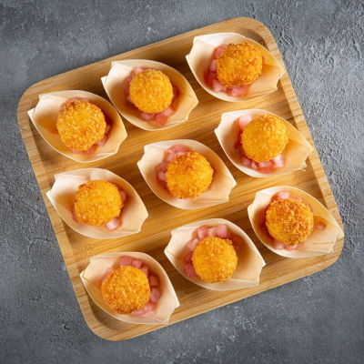 Kitsejuustu rafaello õuna chutney padjal (40 g/tk)