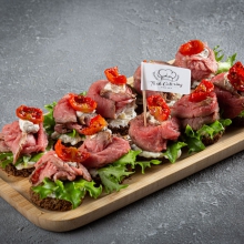 Roastbeef with remoulade sauce on black bread (40 g/pcs) - 1