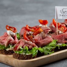 Roastbeef with remoulade sauce on black bread (40 g/pcs) - 3