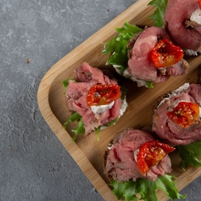 Roastbeef with remoulade sauce on black bread (40 g/pcs) - 4