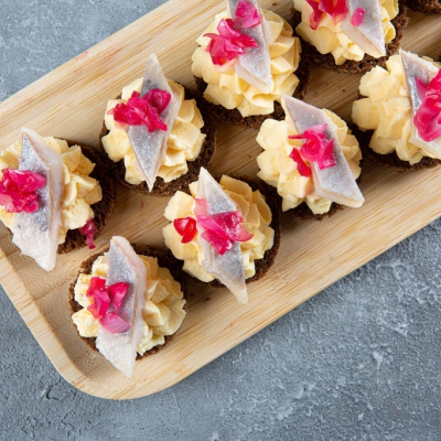 Heeringa ja munavõi suupiste mustal leival (35 g/tk)