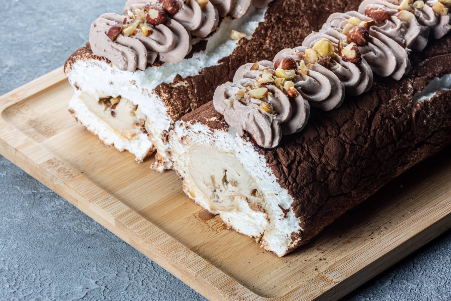 Coffee flavored meringue roll with hazelnuts 1kg