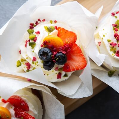 Маффин  с соленой карамелью и взбитыми сливками с маскарпоне (1шт/80гр)