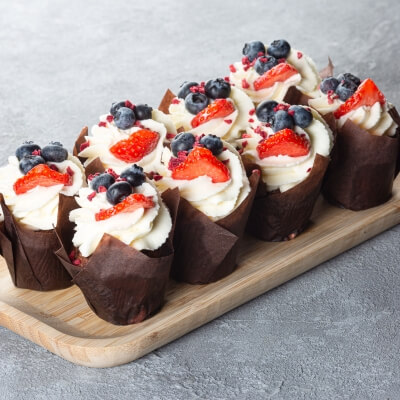 Мини шоколадный маффин с кислой вишней и взбитыми сливками с маскарпоне (1шт/40гр)