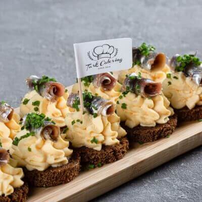 Kilu ja munavõi suupiste mustal leival (35 g/tk)