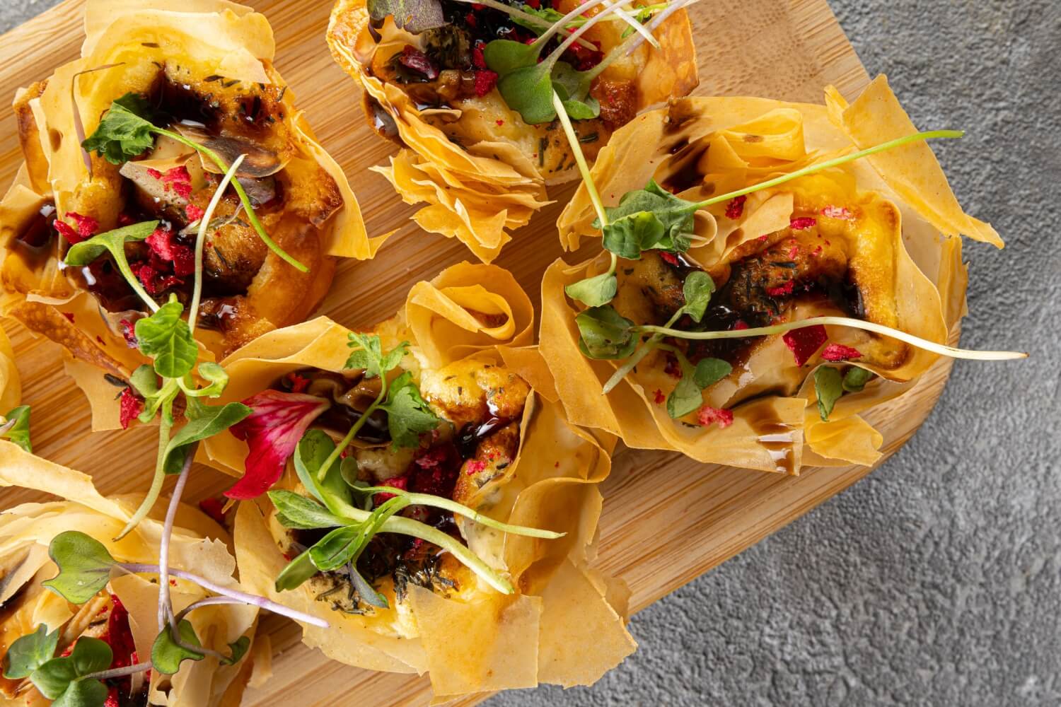 Корзиночка из фило теста с фета сыром, вялеными томатами и тимьяном -30 гр